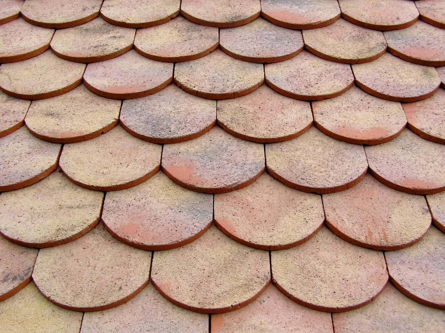 Plate Écaille Pressée 17×27 strešná krytina po realizácii — referencia 8