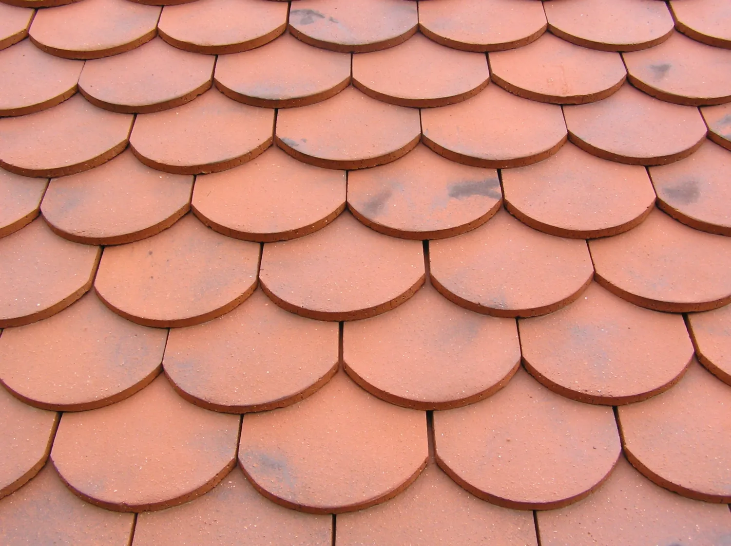 Plate Écaille Pressée 17×27 strešná krytina po realizácii — referencia 6