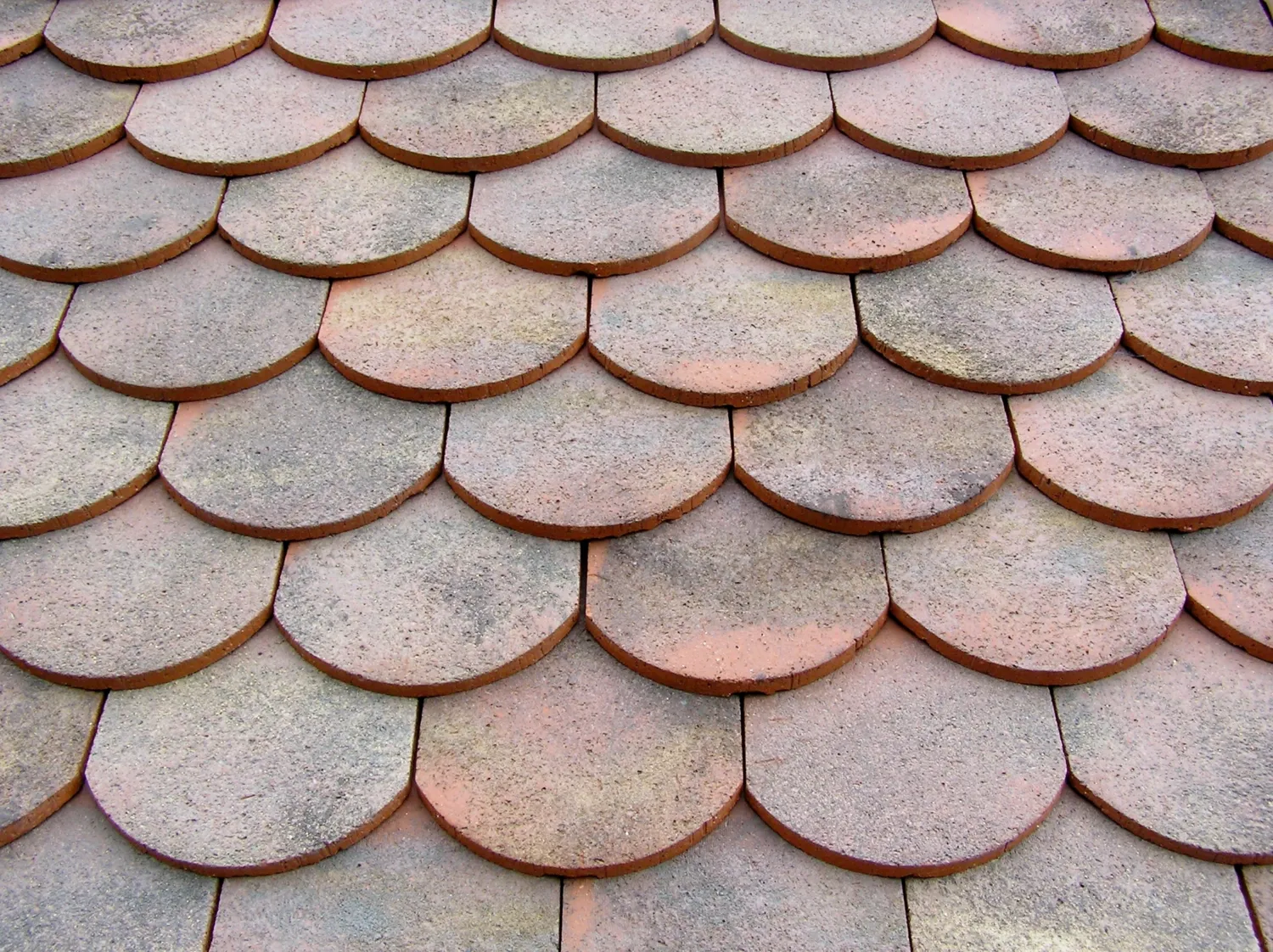 Plate Écaille Pressée 17×27 strešná krytina po realizácii — referencia 3